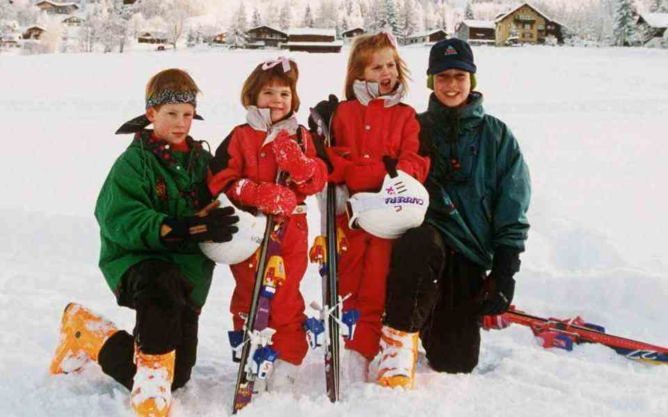 Harry et Eugénie avec Beatrice et William en vacances à Klosters en 2003 - Tim Graham