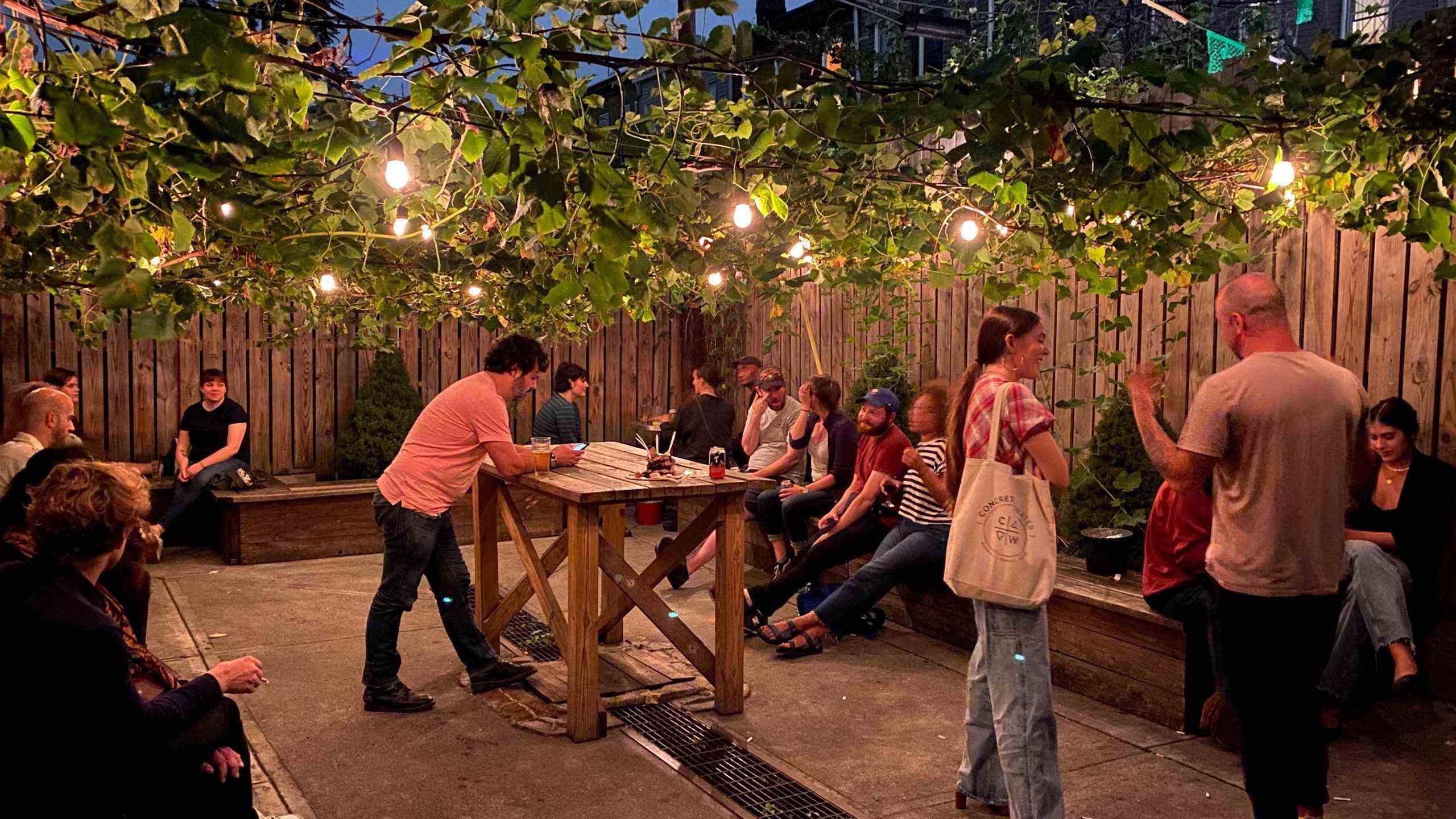 groupe de personnes dans un bar en plein air