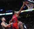 L'attaquant des Raptors de Toronto Scottie Barnes (4) conduit au panier au-dessus de l'attaquant des Sacramento Kings Domantas Sabonis (10) au cours du quatrième trimestre à la Scotiabank Arena.