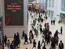 Les gens naviguent dans le centre commercial Yorkdale à la recherche de ventes du Black Friday à Toronto, le vendredi 26 novembre 2021.