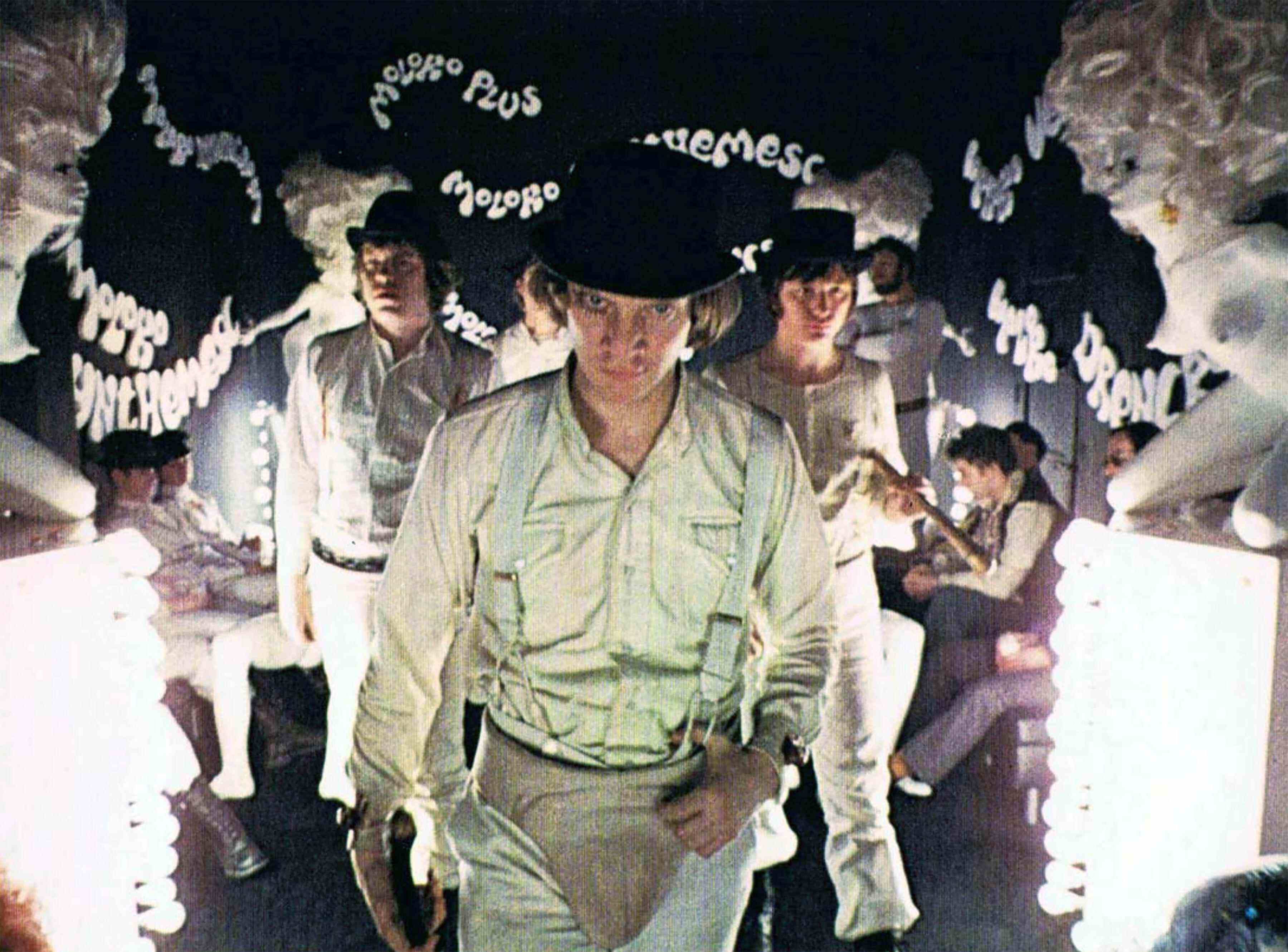 Malcolm McDowell (comme Alex) traverse un tunnel avec ses camarades Droogs dans A Clockwork Orange.