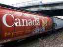 Un train du Canadien Pacifique transportant du grain traverse Calgary.  PHOTO PAR JEFF MCINTOSH/LA PRESSE CANADIENNE