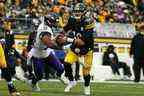 Mitch Trubisky des Steelers de Pittsburgh se bouscule avec le ballon au cours du quatrième quart du match au stade Acrisure le 11 décembre 2022 à Pittsburgh, Pennsylvanie. 