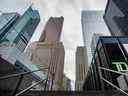 Tours de banque et signalisation dans le quartier financier de Toronto.