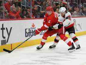 L'ailier des Sénateurs Alex DeBrincat exerce une pression d'échec avant sur le défenseur des Red Wings Olli Maata lors de la première période du match de samedi à Détroit.