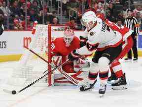 Le capitaine des Sénateurs Brady Tkachuk, qui a récolté deux aides dans le match, tente de prendre le contrôle de la rondelle devant le gardien des Red Wings Ville Husso en troisième période samedi après-midi.