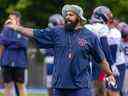 Le coordonnateur des équipes spéciales des Alouettes de Montréal, Byron Archambault, donne des instructions lors d'un entraînement au camp d'entraînement à Trois-Rivières le 26 mai 2022.