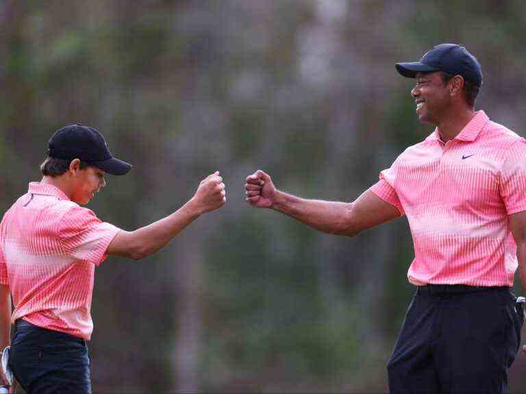 Tiger Woods et son fils boitillent jusqu’à un 59 et sont 2 derrière l’équipe Thomas