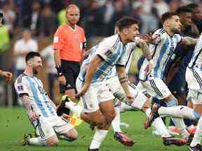 Lionel Messi et les joueurs argentins célèbrent après la victoire de l'équipe lors de la séance de tirs au but lors du match final de la Coupe du Monde de la FIFA Qatar 2022 entre l'Argentine et la France au stade Lusail le 18 décembre 2022 à Lusail City, au Qatar.