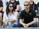 Le prince Harry et Meghan Markle assistent à un match de tennis en fauteuil roulant lors des Invictus Games 2017 au Nathan Philips Square le 25 septembre 2017 à Toronto, Canada 