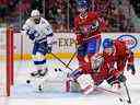 Le gardien des Canadiens de Montréal Jake Allen accorde un but à l'attaquant du Lightning de Tampa Bay Nicholas Paul (pas sur la photo) sous le regard de l'attaquant Alex Killorn lors de la première période au Centre Bell de Montréal le 17 décembre 2022.