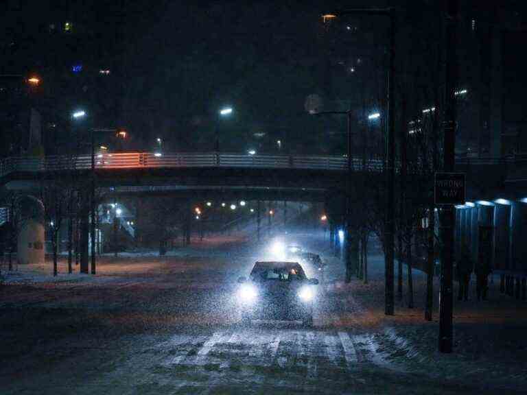 Une tempête de neige dans le sud de la Colombie-Britannique interrompt les vols à l’aéroport de Vancouver et crée un chaos dans les voyages