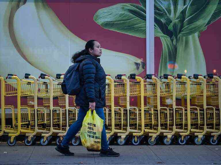 L’inflation ralentit à 6,8 %, ce qui suggère que les taux d’intérêt plus élevés commencent à mordre