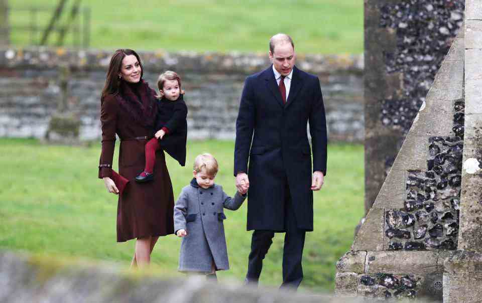 BUCKLEBURY, BERKSHIRE - 25 DÉCEMBRE : Catherine, duchesse de Cambridge et le prince William, duc de Cambridge, le prince George de Cambridge et la princesse Charlotte de Cambridge arrivent pour assister au service à l'église Saint-Marc le jour de Noël le 25 décembre 2016 à Bucklebury, Berkshire.  (Photo par Andrew Matthews - Piscine WPA/Getty Images)