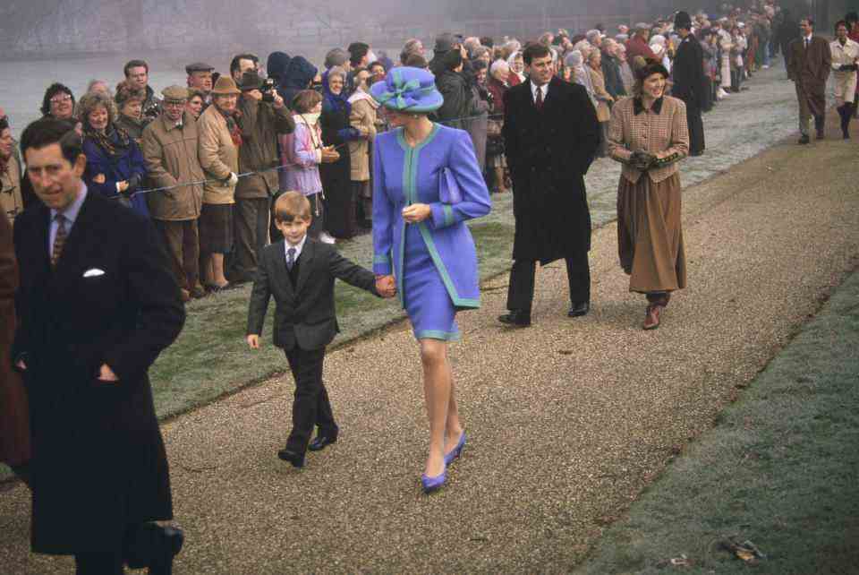 Les membres de la famille royale britannique Prince Charles, Prince Harry, Diana, princesse de Galles (1961-1997), vêtus d'un costume bleu et turquoise de Catherine Walker, avec un chapeau assorti, le prince Andrew, duc d'York, et Sarah, duchesse d'York assistent à la fête de Noël Service religieux de jour à l'église St Mary Magdalene à Sandringham, Norfolk, Angleterre, 25 décembre 1991. (Photo par Princess Diana Archive/Getty Images)