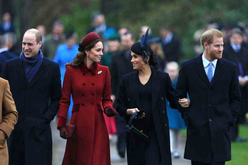 KING'S LYNN, ANGLETERRE - 25 DÉCEMBRE : (LR) le prince William, duc de Cambridge, Catherine, duchesse de Cambridge, Meghan, duchesse de Sussex et le prince Harry, duc de Sussex arrivent pour assister au service religieux du jour de Noël à l'église de St Mary Magdalene sur le domaine de Sandringham le 25 décembre 2018 à King's Lynn, en Angleterre.  (Photo de Stephen Pond/Getty Images)