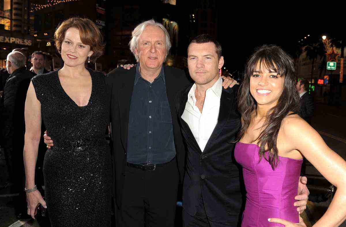 Sigourney Weaver, scénariste/réalisateur James Cameron, l'acteur Sam Worthington et l'actrice Michelle Rodriguez sur le tapis bleu d'Avatar