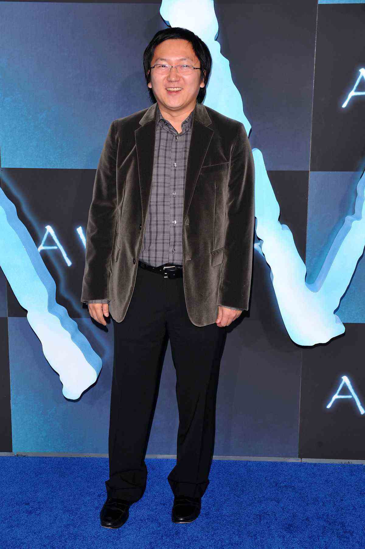 Maki Osa portant une veste en tweed à l'avant-première d'Avatar