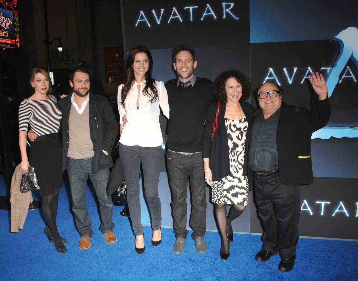 Le casting de ALways Sunny et leurs proches à l'avant-première d'Avatar