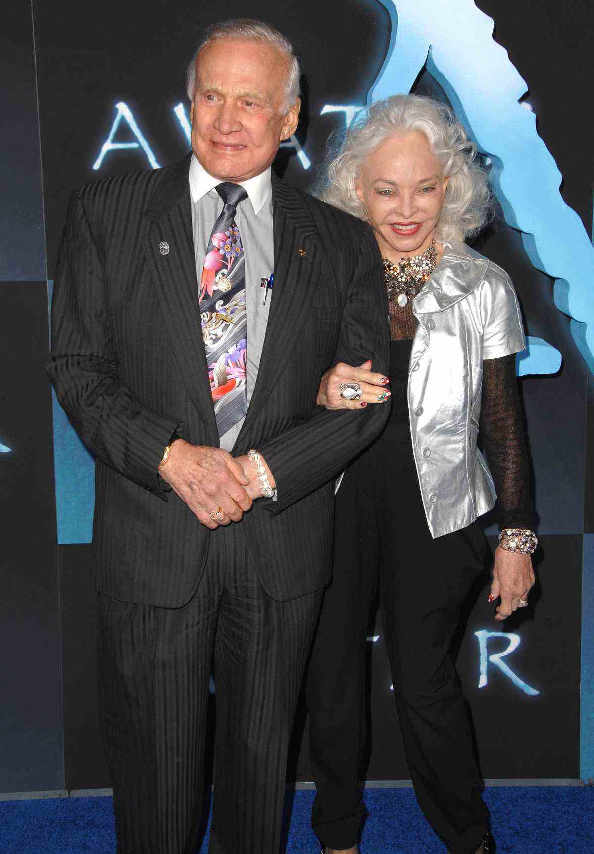 L'astronaute Buzz Aldrin et sa femme d'alors, Lois Driggs Cannon, portent de beaux vêtements de vieux à la première d'Avatar