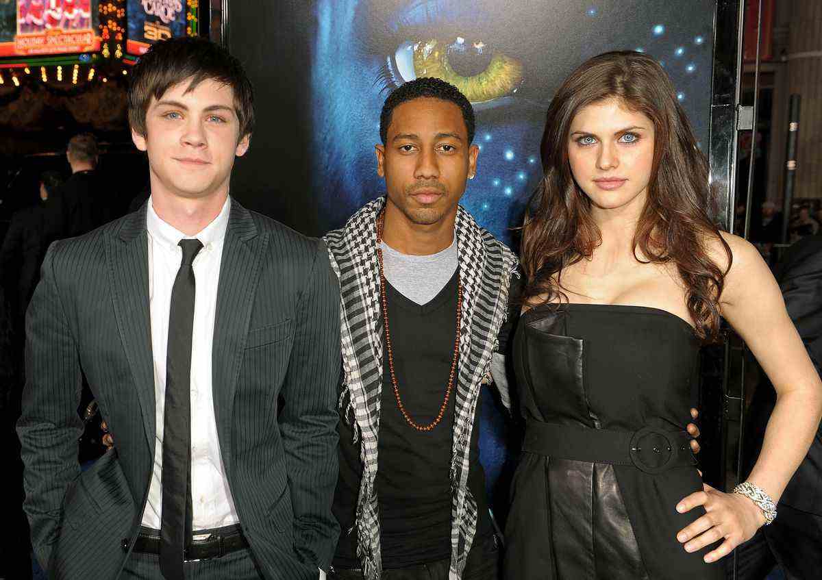 Les acteurs Logan Lerman, Brandon T. Jackson et Alexandra Daddario ne sourient pas à la première d'Avatar