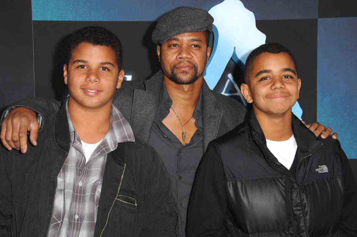 Cuba Gooding Jr pose ses mains sur ses deux fils lors de la première d'Avatar