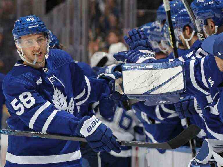 Un juge de ligne autoritaire montre grossièrement Michael Bunting des Maple Leafs à la porte