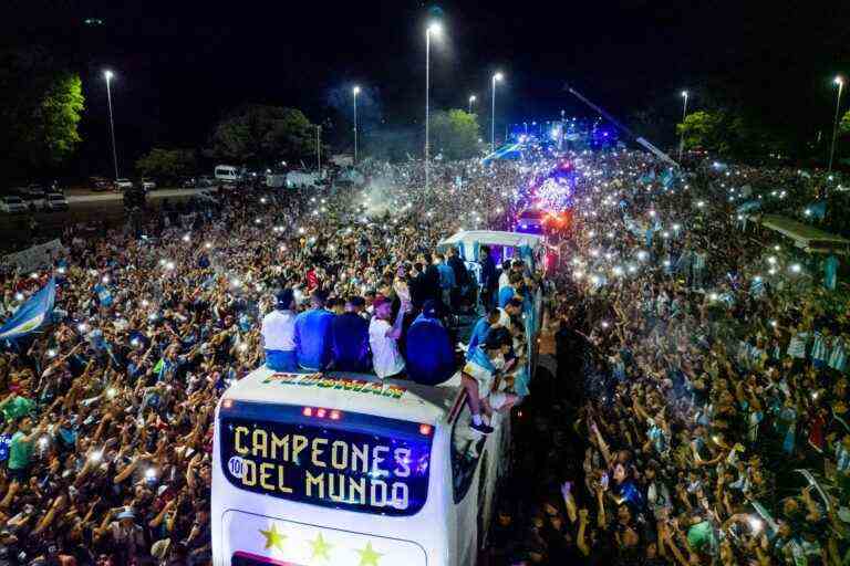 Les vainqueurs argentins de la Coupe du monde rentrent chez eux pour être accueillis en héros