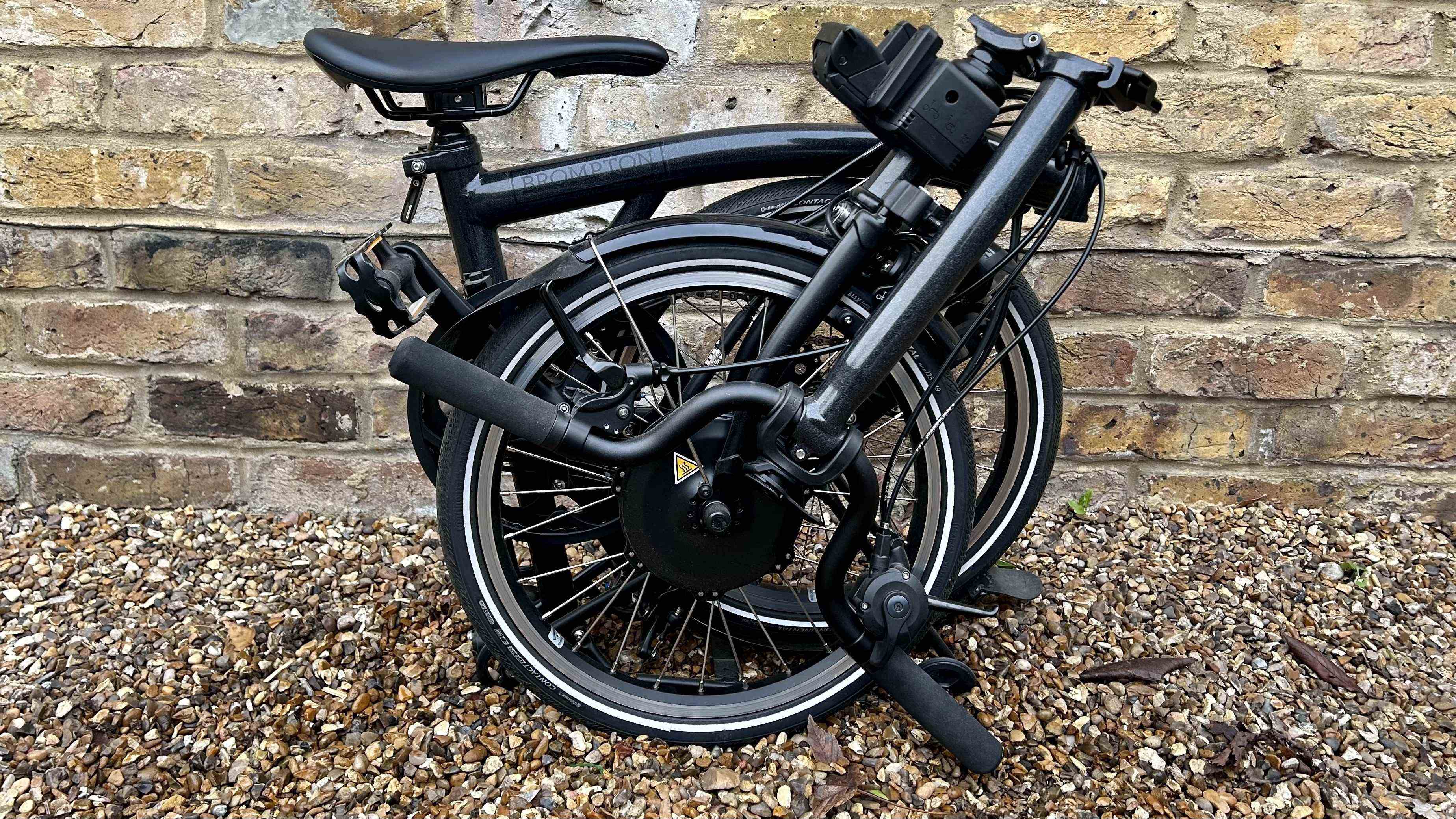 une photo de la Brompton Electric P Line pliée