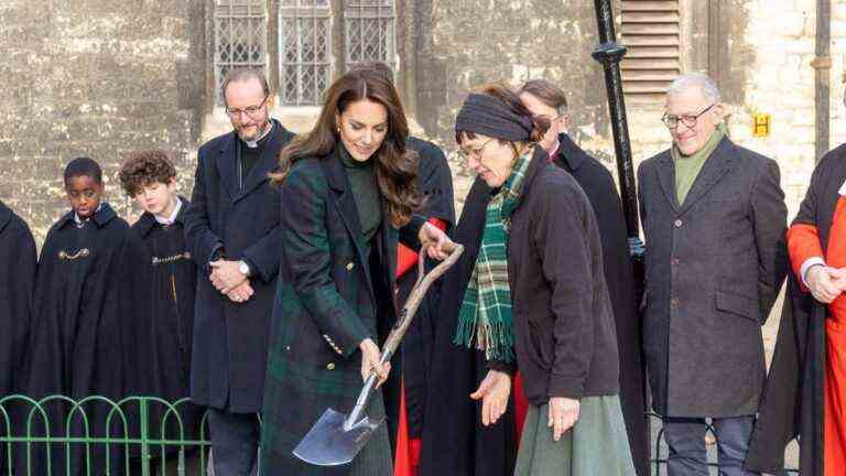 Kate plante un arbre à l’abbaye de Westminster en mémoire de feu la reine