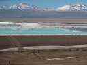 Piscines de saumure d'une mine de lithium, qui appartient à la société américaine Albemarle Corp, sur le salar d'Atacama dans le désert d'Atacama, au Chili.