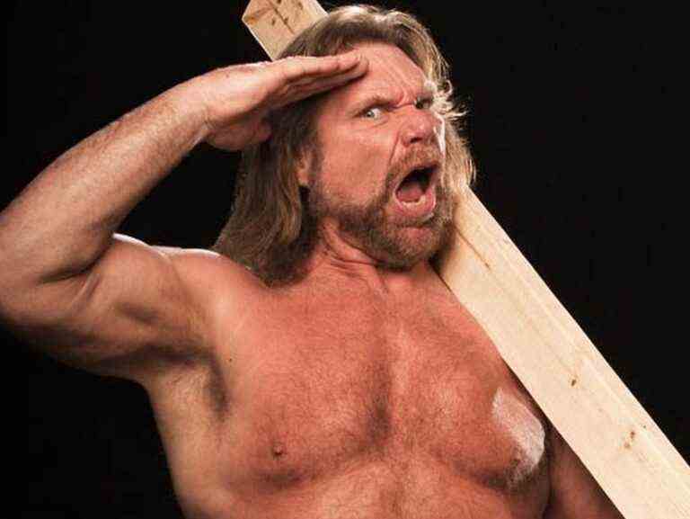 La légende de la lutte ‘Hacksaw’ Jim Duggan, 68 ans, soumet l’envahisseur de la maison