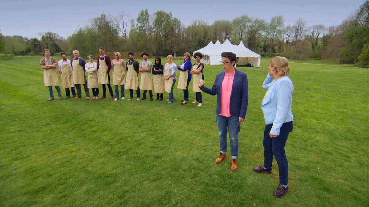 Les concurrents de la saison 6 de Great British Bake Off font la queue à l'extérieur de la tente avec les hôtes Mel et Sue à leur droite.