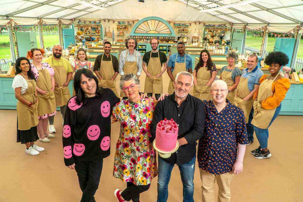 Le casting de Great British Bake Off saison 12 debout derrière les hôtes et les juges.