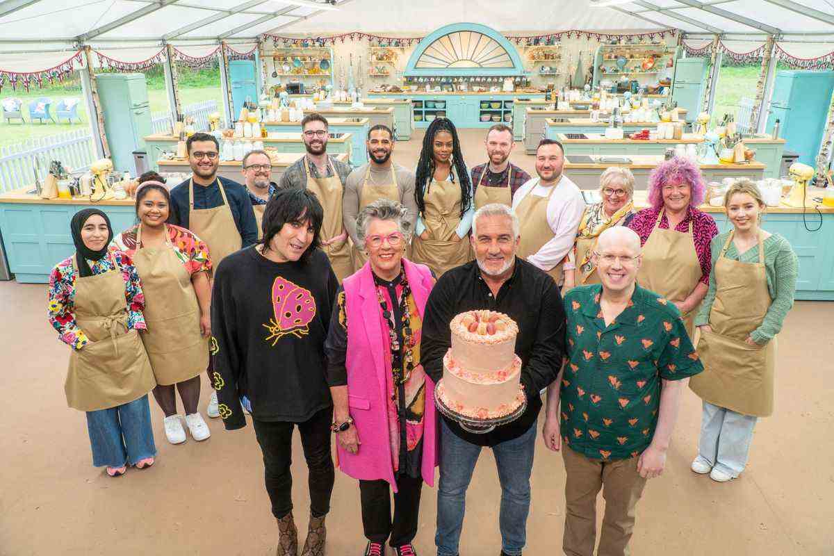 Le casting de la saison 13 du Great British Baking Show devant les juges et les hôtes.