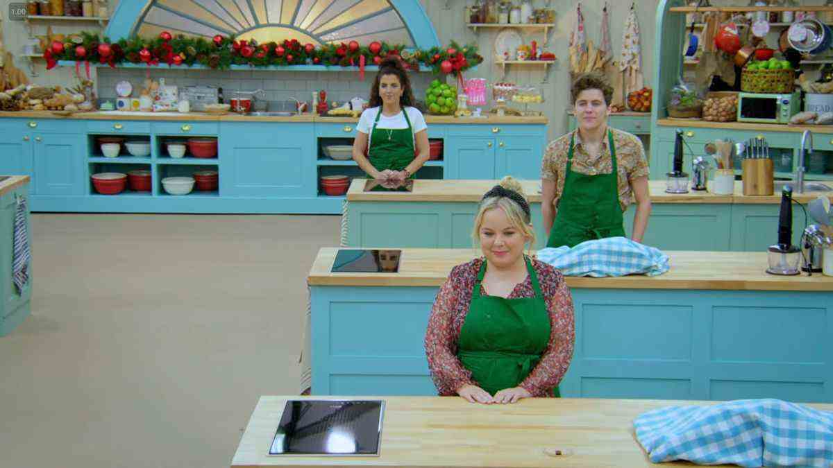 Le casting des Derry Girls dans la célèbre tente blanche de Great British Bake Off.