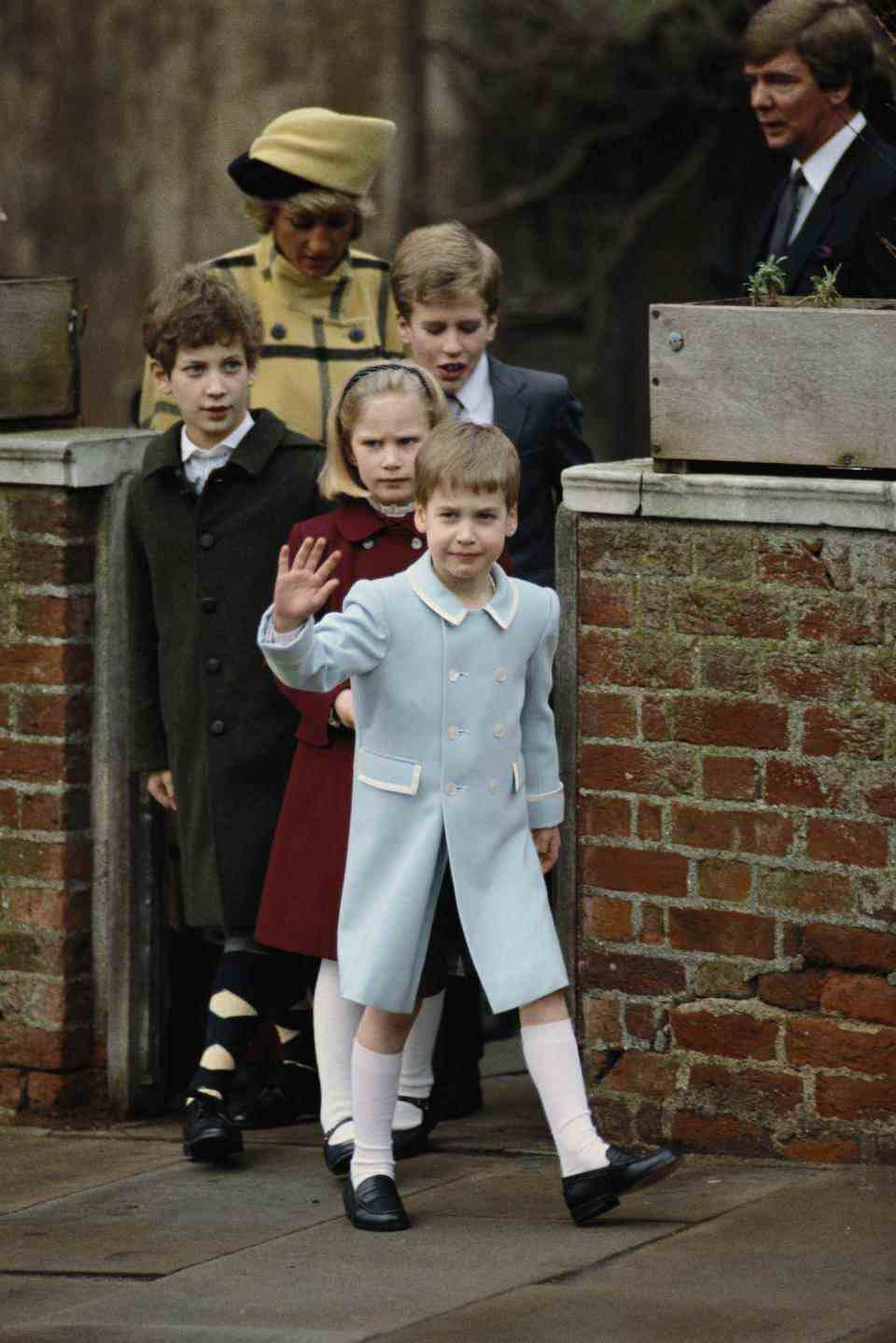 Le prince William, Zara Phillips, Peter Phillips, Lord Frederick Windsor et Diana, princesse de Galles (1961 - 1997) quittent la chapelle St George à Windsor, après le service de Noël, le 25 décembre 1987. (Photo de Tim Graham Photo Library via Getty Images)