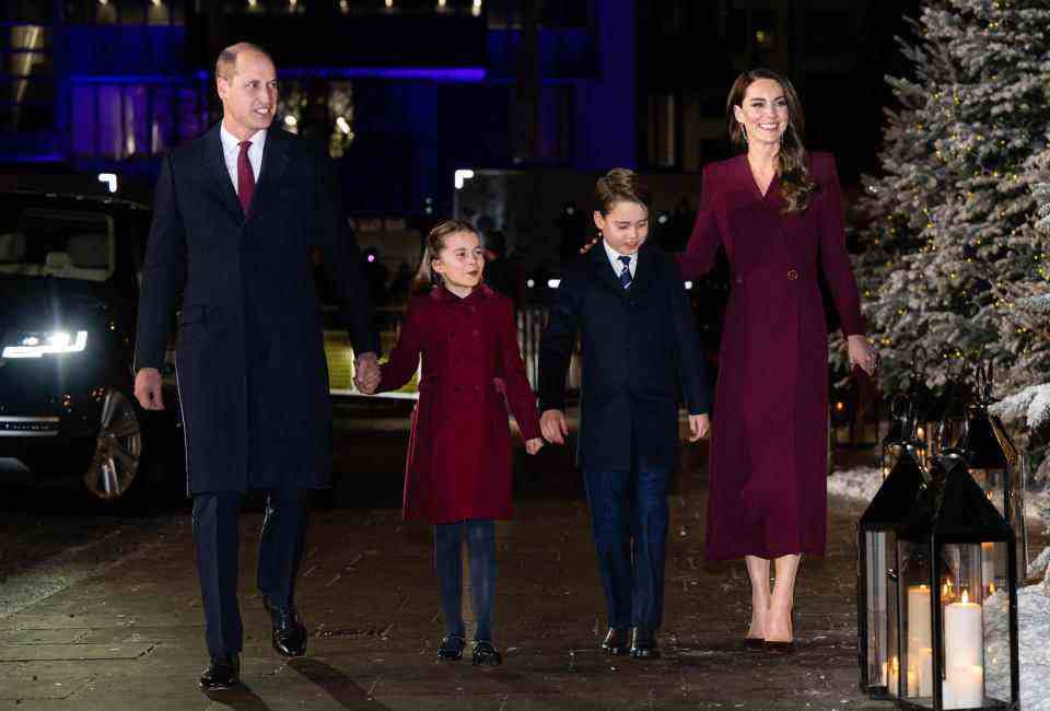 LONDRES, ANGLETERRE - 15 DÉCEMBRE : le prince William, prince de Galles, la princesse Charlotte de Galles, le prince George de Galles et Catherine, princesse de Galles assistent à la cérémonie « Ensemble à Noël » ;  Carol Service à l'abbaye de Westminster le 15 décembre 2022 à Londres, en Angleterre.  Le prince Louis rejoindra la famille royale pour le service religieux annuel du jour de Noël pour la première fois cette année.  (Getty Images) (Photo de Samir Hussein/WireImage)