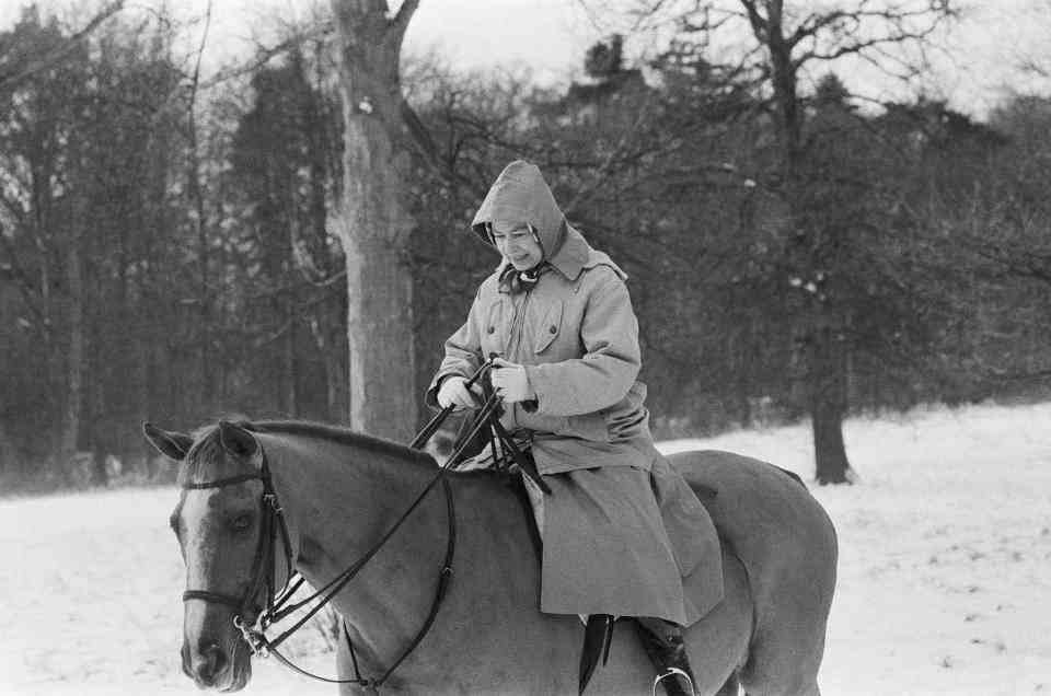 La famille royale à Noël et au Nouvel An.  La reine Elizabeth II à cheval dans la neige, pendant leurs vacances du Nouvel An à Sandringham, Norfolk.  Photo prise le 2 janvier 1979. (Photo de Pete Case/Mirrorpix/Getty Images)