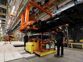 Des employés travaillent sur la chaîne de production du CAMI EV Assembly de l'unité Brightdrop du constructeur automobile General Motors, la première usine de fabrication de véhicules électriques à grande échelle au Canada, à Ingersoll, en Ontario.