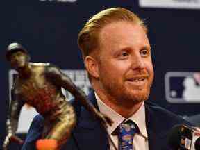 Justin Turner reçoit le prix Roberto Clemente de la MLB pour son caractère, son engagement communautaire et sa philanthropie le 31 octobre 2022.