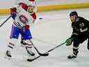 Anthony Richard (90) des Canadiens de Montréal et Travis Boyd (72 ans) des Coyotes de l'Arizona gardent un œil sur la rondelle pendant la troisième période le 19 décembre 2022 à Tempe, en Arizona.