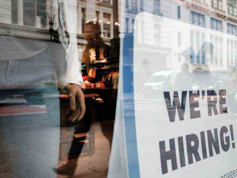 L’embauche pour la saison des fêtes est «chaotique» alors que les candidats fantômes des détaillants sur un marché du travail tendu