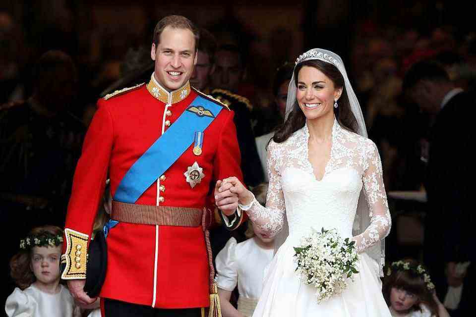 londres, angleterre 29 avril trh prince william, duc de cambridge et catherine, la duchesse de cambridge sourient après leur mariage à l'abbaye de westminster le 29 avril 2011 à londres, angleterre le mariage du deuxième en ligne sur le trône britannique était dirigé par l'archevêque de canterbury et a réuni 1900 invités, y compris des membres étrangers de la famille royale et des chefs d'état, des milliers de sympathisants du monde entier ont également afflué à londres pour assister au spectacle et à l'apparat du mariage royal photo par chris jacksongetty images