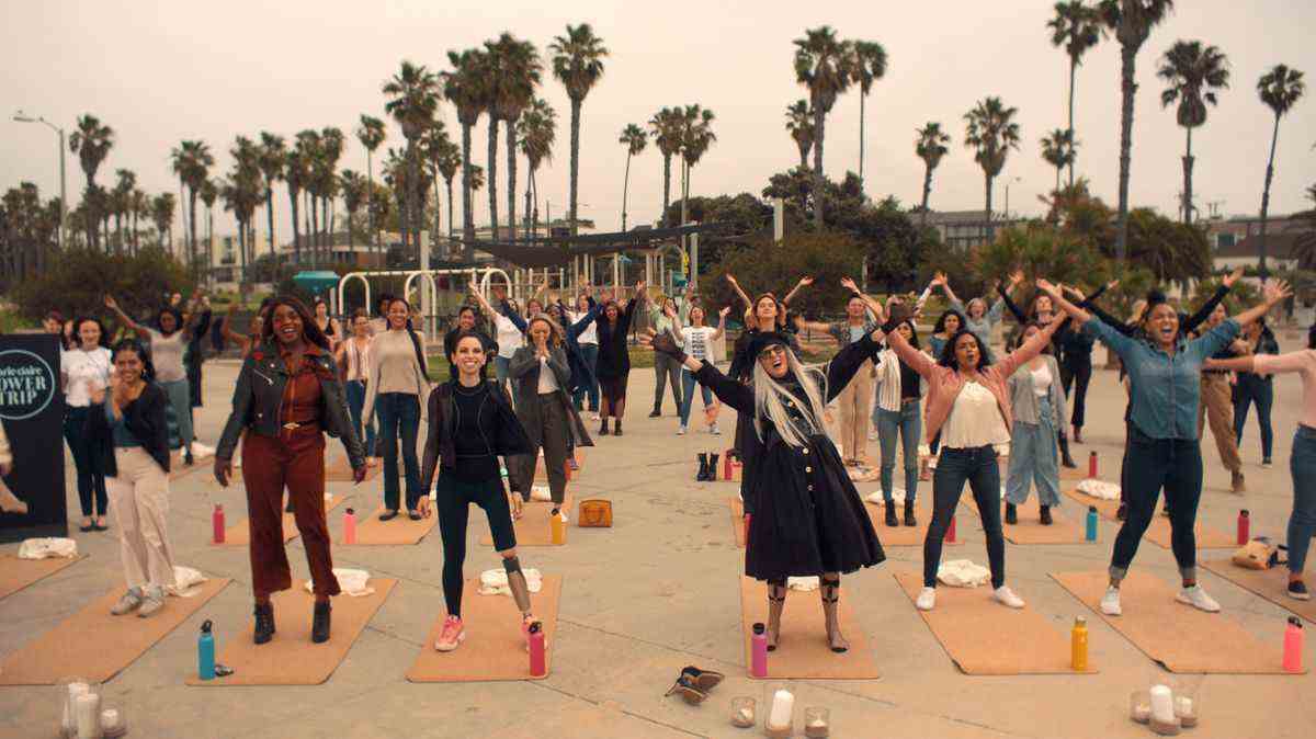 Diane Keaton fait du pilates dans le parc avec beaucoup de jeunes à Mack &  Rita.