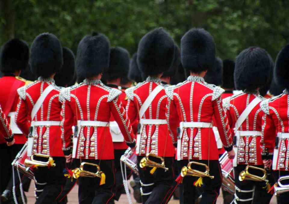 Les cornemuses et tambours des footguards parade la couleur dans le centre commercial Londres Angleterre