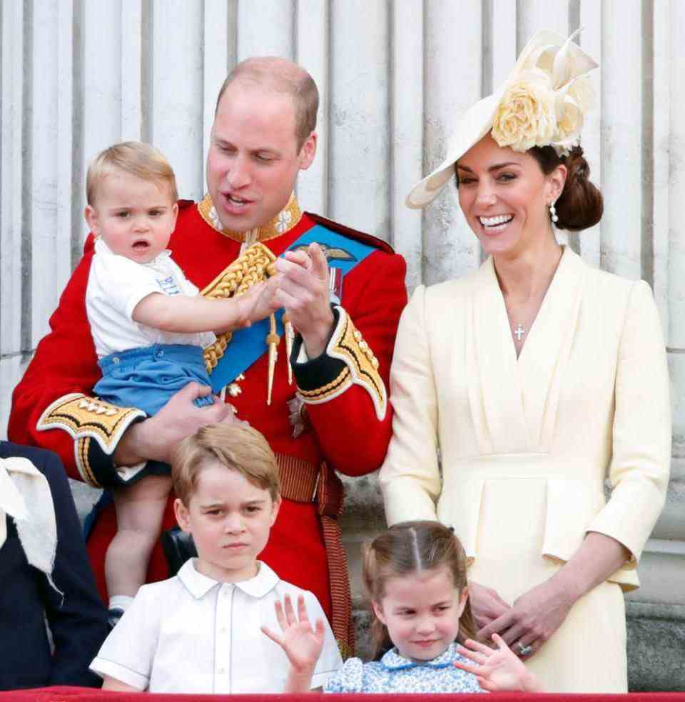 londres, royaume-uni juin 08 sous embargo pour publication dans les journaux britanniques jusqu'à 24 heures après la date et l'heure de création balcon du palais de buckingham lors de la parade de la couleur, le défilé annuel d'anniversaire de la reine, le 8 juin 2019 à londres, en angleterre, la cérémonie annuelle impliquant plus de 1400 gardes et cavaliers, aurait été réalisée pour la première fois sous le règne du roi charles ii le défilé marque l'anniversaire officiel du souverain, bien que l'anniversaire réel de la reine soit le 21 avril photo de max mumbyindigogetty images