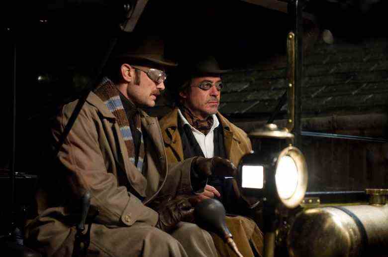 SHERLOCK HOLMES : UN JEU D'OMBRES, de gauche à droite : Jude Law, Robert Downey Jr., 2011. ph : Daniel Smith/©Warner Bros./avec la permission d'Everett Collection