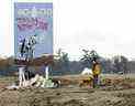 Un manifestant mohawk campe sur un chantier de construction au centre d'un conflit foncier autochtone à Caledonia, en Ontario, le 29 octobre 2020.