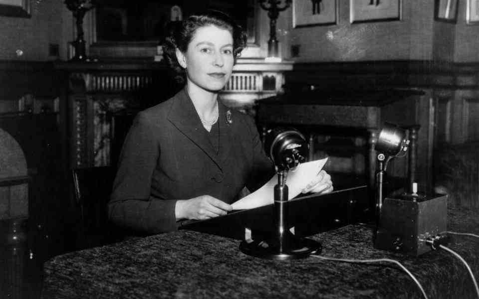 La reine Elizabeth II fait sa toute première émission de Noël à la nation depuis Sandringham House, Norfolk en 1952 - Fox Photos/Hulton Archive/Getty Images